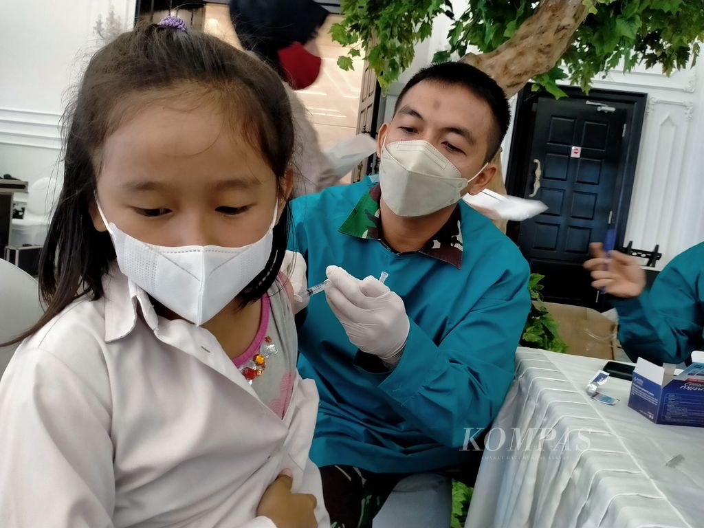 Petugas vaksinator menyuntikkan vaksin Covid-19 untuk anak-anak di Bandar Lampung, Selasa (11/1/2022). Vaksinasi Covid-19 untuk anak dinilai penting guna mencegah risiko penularan virus saat pembelajaran tatap muka di sekolah.