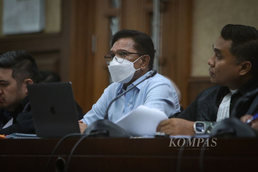 Terdakwa bekas Menteri Komunikasi dan Informatika Johnny G Plate (tengah) menjalani sidang kasus dugaan korupsi pembangunan menara BTS 4G Bakti Kementerian Komunikasi dan Informatika (Kemenkominfo) di Pengadilan Tindak Pidana Korupsi, Jakarta, Selasa (1/8/2023). 