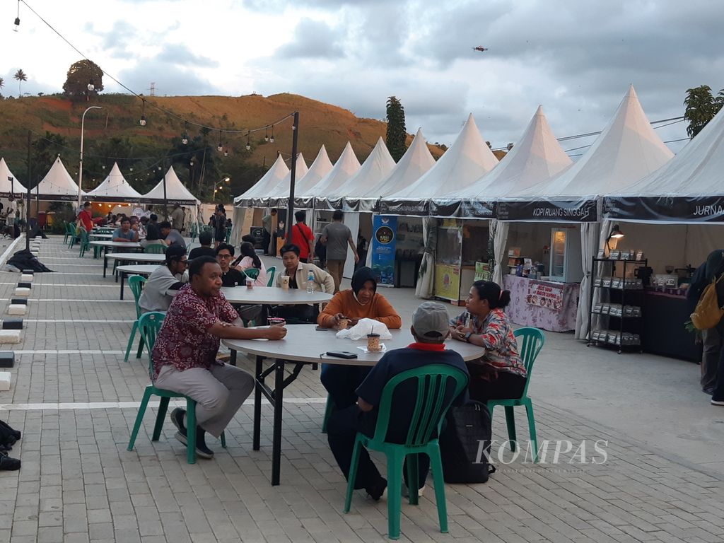 Suasana santai di ajang Papua Coffee Expo yang berlokasi di Gedung Papua Youth Creative Hub, Kota Jayapura, Papua, Jumat (26/5/2023). 
