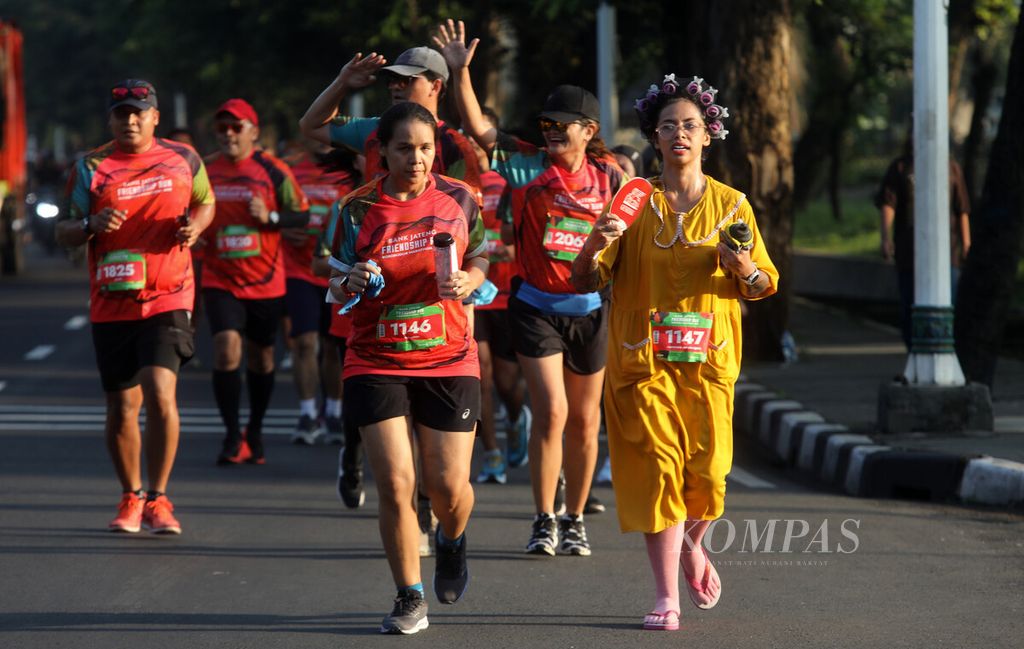 Bank Jateng Friendship Run runners in unique costumes pass through the Taman Mini Indonesia Indah area, Jakarta, Sunday (11/9/2022).