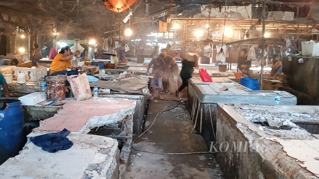 Kondisi lapak di kios daging dan ikan rusak seperti terlihat pada, Senin (25/9/2023). Kerusakan akibat diserang sekelompok orang tak dikenal pada Minggu (24/9/2023) sore. 