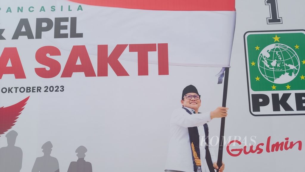 Poster Ketua Umum Partai Kebangkitan Bangsa sekaligus bakal calon wakil presiden dari Koalisi Perubahan, Muhaimin Iskandar, saat parade dan apel peringatan Hari Kesaktian Pancasila di Tugu Proklamasi, Jakarta, Minggu (1/9/2023).