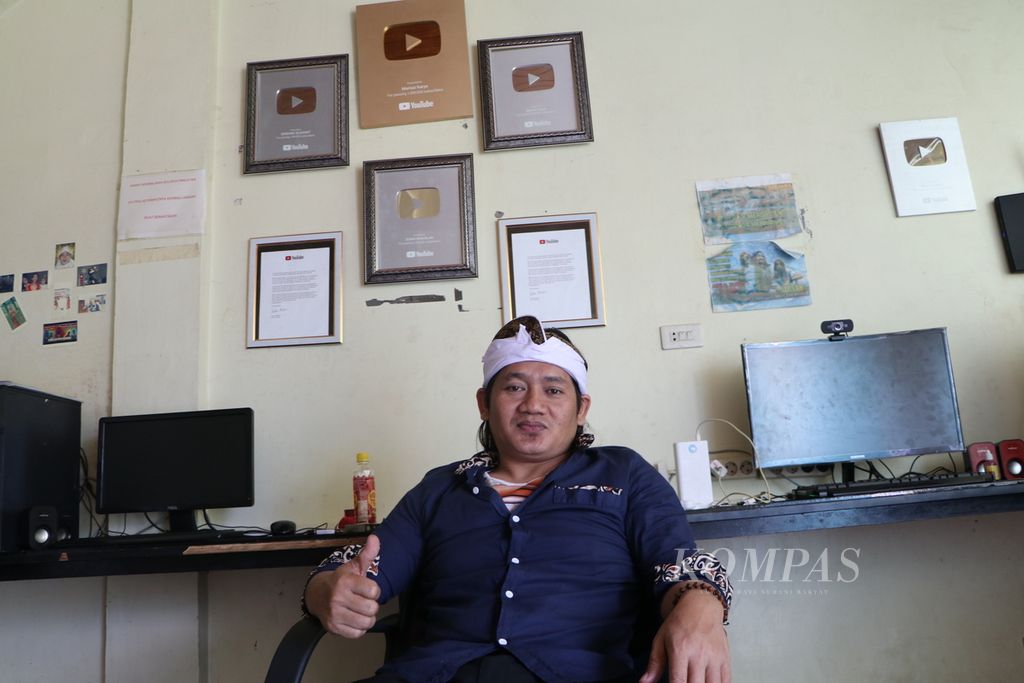 Sunaryo alias Mamaz Karyo (47) berada di kompleks rumah, masjid, dan padepokan yang ia bangun dari hasil Youtube, di Desa Suka Mulia, Kecamatan Secanggang, Kabupaten Langkat, Sumatera Utara, Rabu (20/7/2022). 