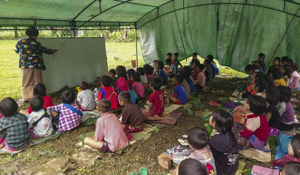 Anak-anak Myanmar yang kehilangan tempat tinggal akibat konflik Myanmar belajar di tenda pengungsi di Desa Pu Phar, Demawso, Negara Bagian Kayah, pada 17 Juni 2021. Menurut data Kantor Koordinasi Bantuan Kemanusiaan PBB, di Kayah saja ada 108.000 warga kehilangan tempat tinggal sejak terjadi konflik akibat kudeta junta militer per Februari 2021. 