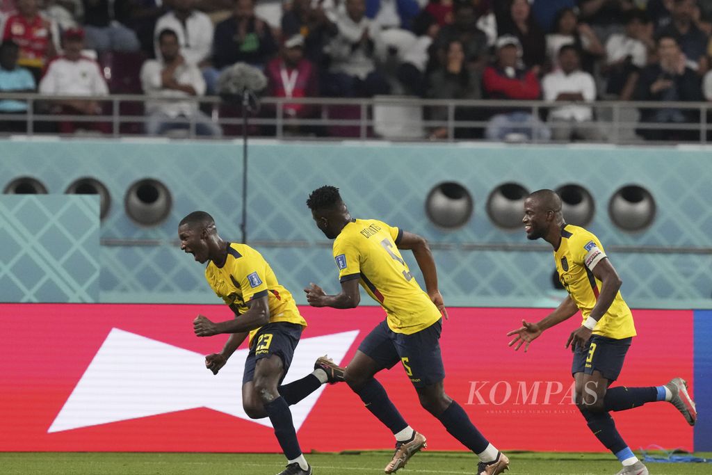 Pemain Ekuador Moises Caicedo (depan) merayakan gol yang dicetaknya ke gawang Senegal di pertandingan terakhir fase Grup A Piala Dunia 2022 di Stadion Khalifa, Qatar, Selasa (29/11/2022). Senegal melaju ke babak 16 besar setelah mengalahkan Ekuador 2-1. Senegal berada di urutan kedua Grup A di bawah Belanda yang pada saat bersamaan menang atas tuan rumah Qatar 2-0.