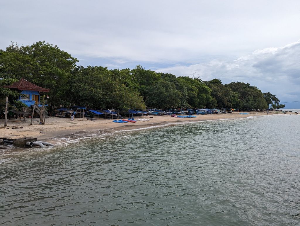 Kondisi Pantai Senggigi, Batulayar, Lombok Barat, Nusa Tenggara Barat, yang terlihat sepi, Senin (26/12/2022) siang. 