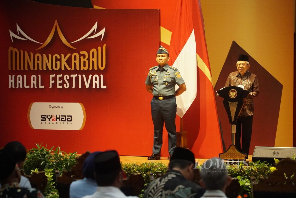 Wakil Presiden Republik Indonesia Maruf Amin memberikan sambutan dalam acara pembukaan Minangkabau Halal Festival, di Auditorium Universitas Negeri Padang, Kota Padang, Sumatera Barat, Jumat (8/9/2023). 