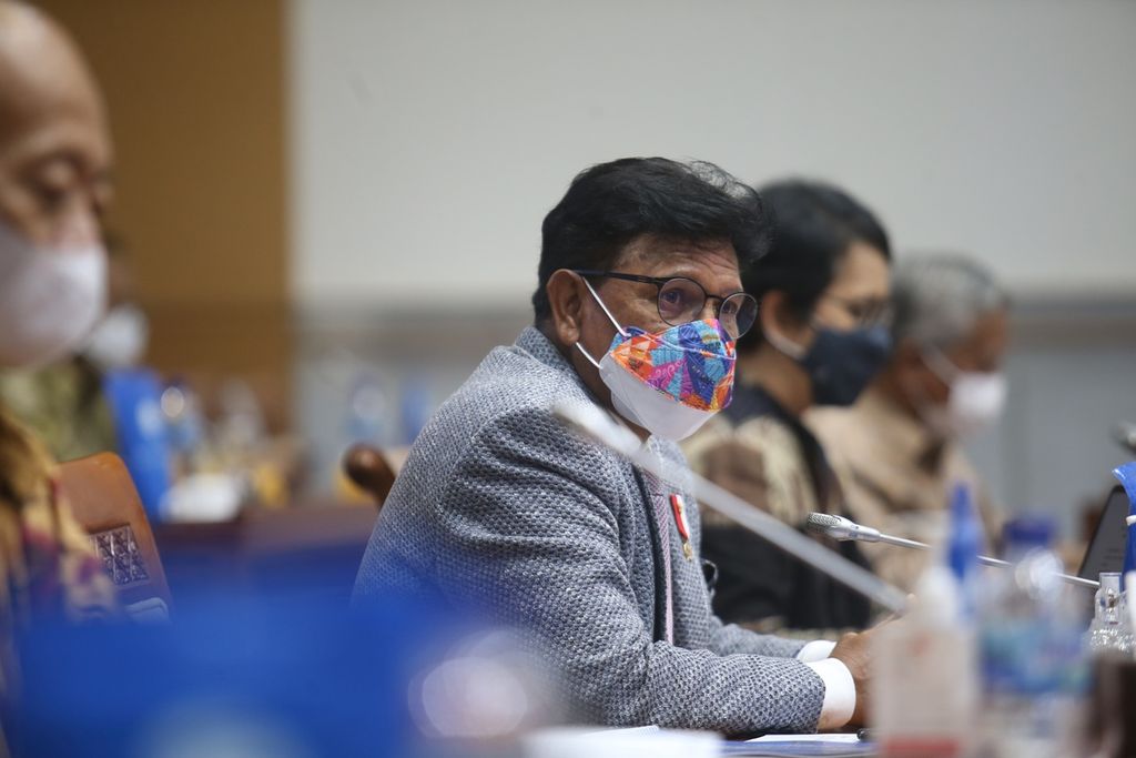 Menteri Komunikasi dan Informatika (Kominfo) Johnny G Plate mengikuti rapat kerja dengan Komisi I DPR di Kompleks Parlemen, Senayan, Jakarta, Rabu (22/9/2021). 
