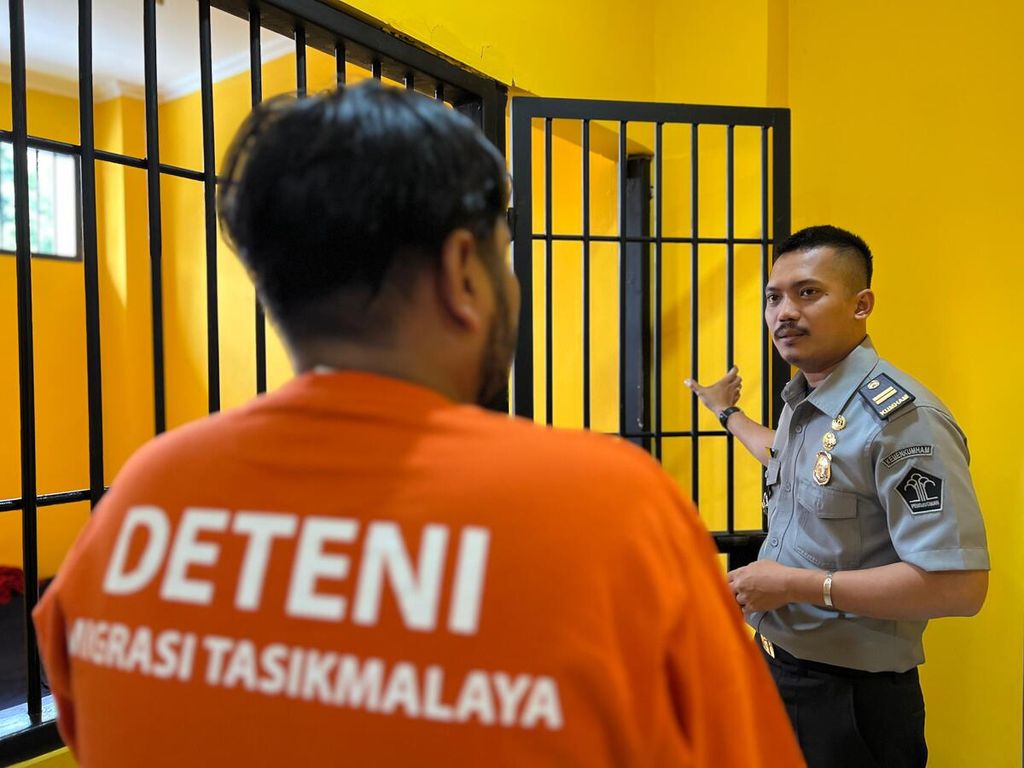 The Tasikmalaya Class I Immigration Office arrested an Indian man with initials MS on Sunday (5/5/2024) in Pangandaran Regency, West Java. MS had violated his residency permit in Indonesia for 466 days.