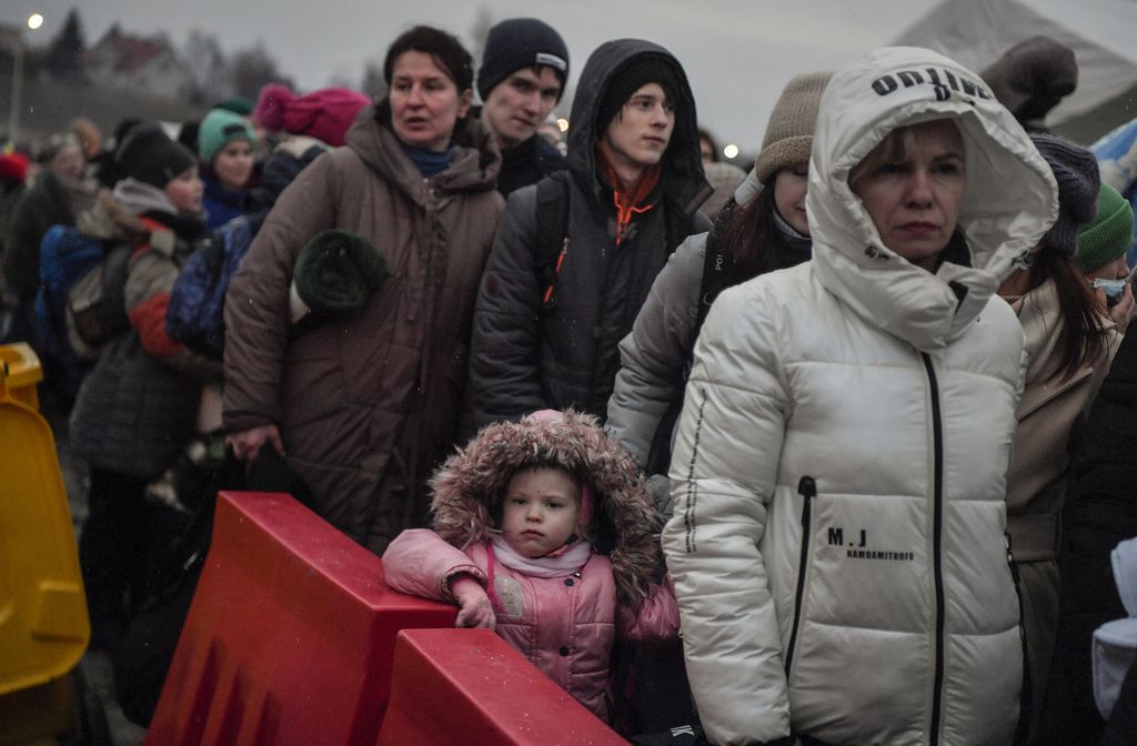 Seorang anak perempuan pengungsi terlihat di dalam antrean saat menunggu angkutan setelah melintasi perbatasan ke Polandia di perbatasan di Medyka, Polandia tenggara, Rabu (9/3/2022). PBB mengatakan 143.000 melarikan diri dari Ukraina dalam 24 jam terakhir.