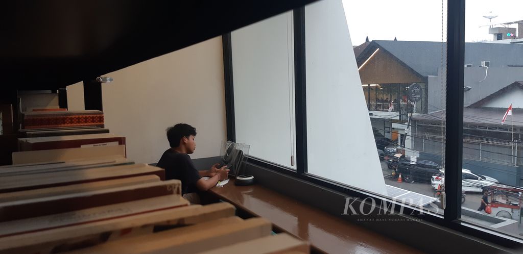 Seorang pengunjung Perpustakaan Baca di Tebet, Jakarta Selatan, tengah bekerja di salah satu sudut ruangan, Selasa (30/8/2022).