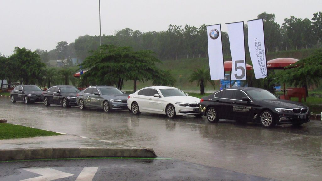 BMW Seri 5 terbaru saat beristirahat di Rest Area Tol Cipali, Senin (12/3).