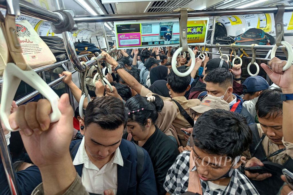 Kepadatan penumpang di dalam KRL Commuterline yang berangkat dari Stasiun Palmerah, Jakarta, Jumat (1/3/2024), sekitar pukul 21.11 WIB. 