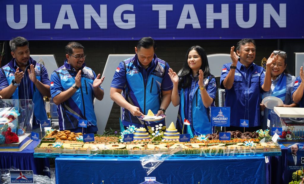 Ketua Umum Partai Demokrat Agus Harimurti Yudhoyono (ketiga dari kiri) didampingi istrinya, Annisa Pohan, beserta sejumlah pimpinan partai melakukan pemotongan tumpeng di Acara Syukuran Hari Ulang Tahun ke-22 Partai Demokrat di Kantor DPP Partai Demokrat, Jakarta, Sabtu (9/9/2023). 