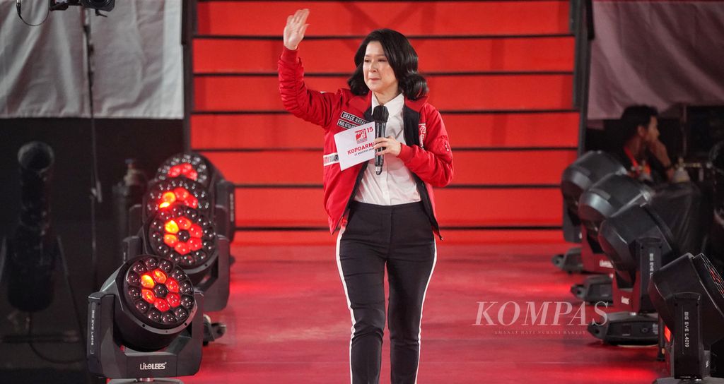 Ketua Dewan Pembina Partai Solidaritas Indonesia (PSI) Grace Natalie menyapa para kader menjelang berpidato dalam Kopi Darat Nasional (Kopdarnas) PSI di Gelora Bung Karno, Jakarta,  (22/8/2023). Grace mencalonkan diri sebagai anggota DPR dari dapil DKI Jakarta 3.