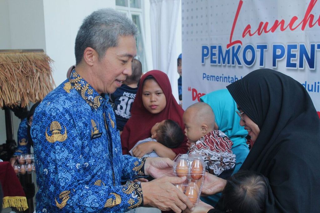 Wakil Wali Kota Bogor Dedie A Rachim saat membagikan telur kepada orang tua.