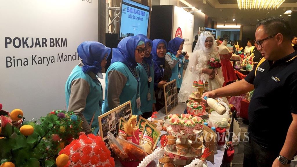 Indonesian migrant workers in Hong Kong show their work on Sunday (13/5/2018) as part of the Mandiri Sahabatku 2018 training program. The program empowers them in developing their own businesses when they repatriate to Indonesia.