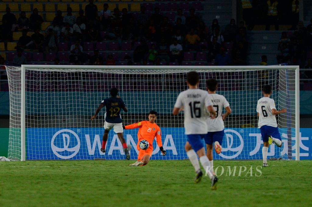 Pemain Perancis, Yoram Zague, gagal memanfaatkan peluang pada serangan dengan berhadapan langsung kiper Uzbekistan, Muhammadyusuf Sobirov, pada laga Piala Dunia U-17 2023 di Stadion Manahan, Kota Surakarta, Sabtu (25/11/2023).