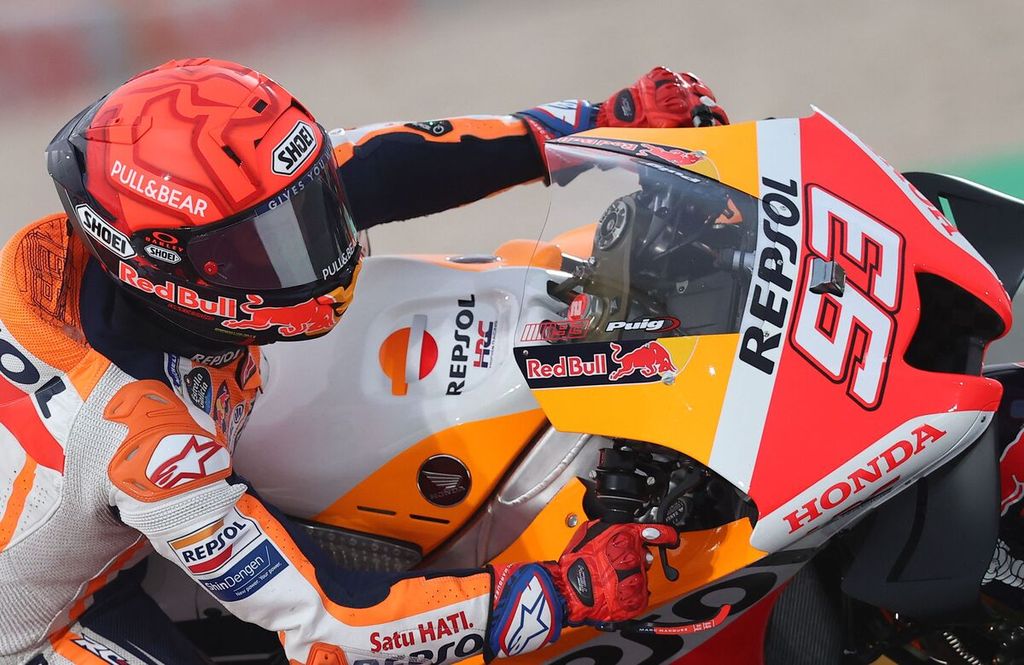Pebalap tim Repsol Honda Marc Marquez beraksi dalam sesi latihan bebas keempat MotoGP Seri Qatar di Sirkuit Internasional Lusail, Doha, Qatar, Sabtu (5/3/2022).