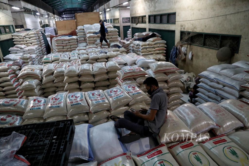 Buruh mengaduk beras di Pasar Induk Beras Cipinang, Jakarta, Kamis (11/3/2021). Pemerintah memutuskan mengimpor 1 juta ton beras pada 2021 untuk menjaga stok beras pemerintah. Padahal per 4 Maret 2021, stok total beras yang dikelola oleh Bulog mencapai 870.421 ton. Sebanyak 842.651 ton di antaranya merupakan stok kewajiban pelayanan publik dan sisanya merupakan beras komersial.