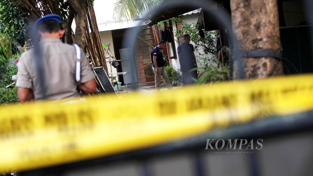 Ilustrasi. Para polisi lakukan pemeriksaan ulang pasca-penggerebekan tersangka teroris oleh Densus 88 di Jalan Delima, Komplek Kuncir Mas, Kota Tangerang, Rabu (16/5/2018). Densus mengamankan tiga tersangka jaringan teroris dan menggeledah tiga lokasi di Kota Tangerang.