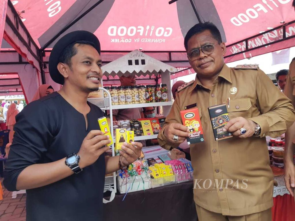 Wali Kota Banda Aceh Aminullah Usman memperlihatkan produk usaha mikro milik warga Banda Aceh dalam pameran produk UMKM Banda Aceh, Selasa (19/11/2019).