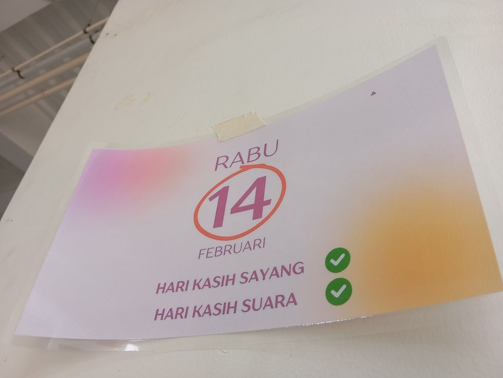 Poster mini di salah satu pilar Universitas Surabaya, Jawa Timur, untuk mengingatkan sivitas akademika agar memberikan hak pilih dalam pemungutan suara pemilihan umum 14 Februari 2024.