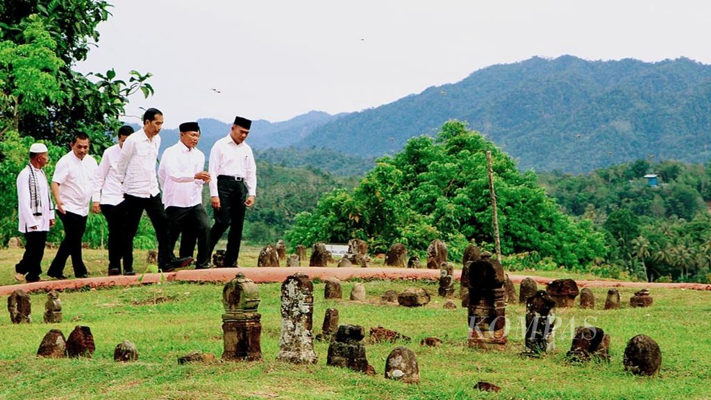 Presiden Joko Widodo mengunjungi Pemakaman Al-Mahligai di Barus, Kabupaten Tapanuli Tengah, Sumatera Utara, Jumat (24/3/2017). Pemakaman itu merupakan salah satu pertanda peradaban Islam sudah ada di Nusantara sejak abad ke-7. Salah satu nisan di pemakaman itu bertarikh 48 Hijriah atau 661 Masehi.