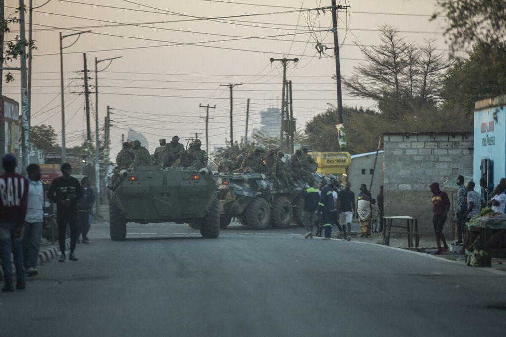 Pasukan Zambia berpatroli di atas kendaraan pengangkut personel lapis baja (APC) saat warga Zambia memilih presiden dalam pemilu di Lusaka, Zambia, 12 Agustus 2021. 