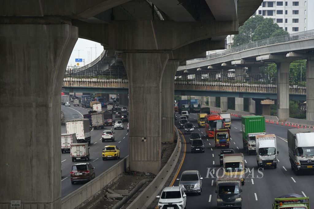 Kendaraan melintasi Jalan Tol Jakarta-Cikampek Km 12 di Kota Bekasi, Jawa Barat, Rabu (22/11/2023). 