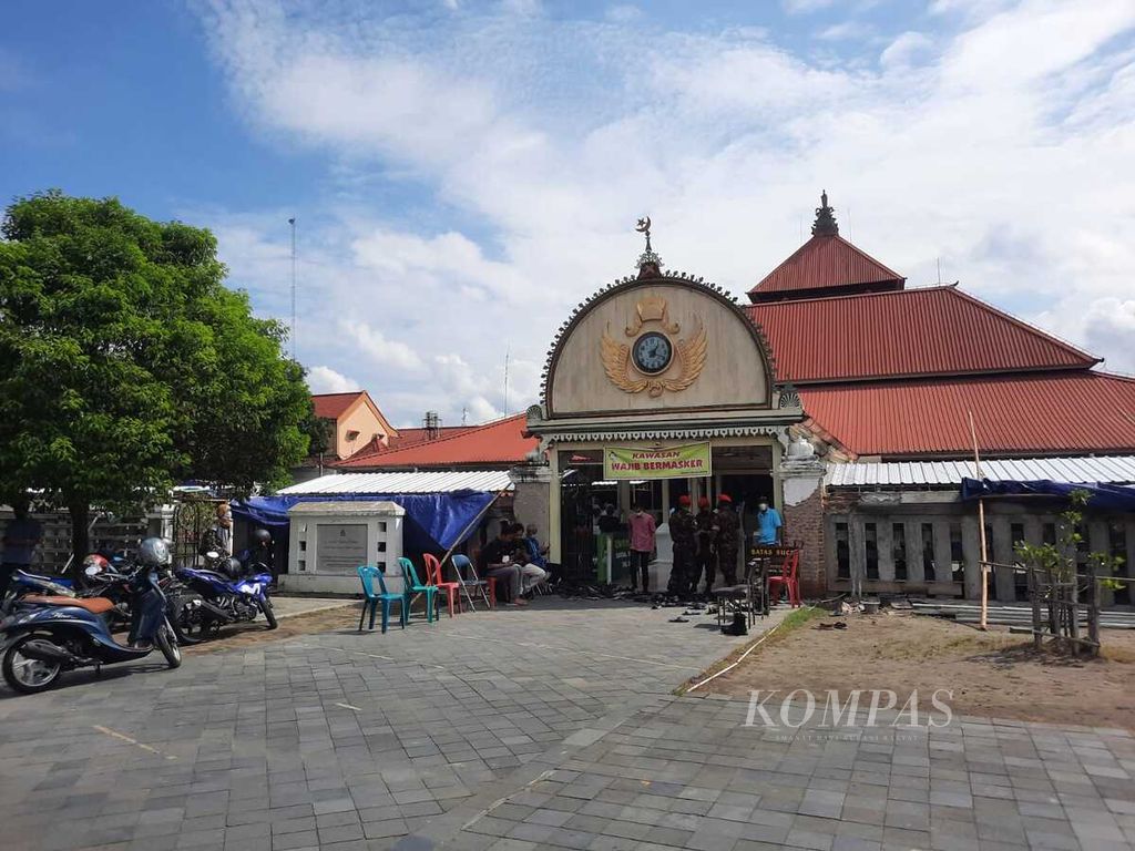 Suasana tempat disemayamkan jenazah Ahmad Syafii Maarif di Masjid Gedhe Kauman, Yogyakarta, Jumat (27/5/2022). Sebagian orang terlihat membersihkan area depan masjid.