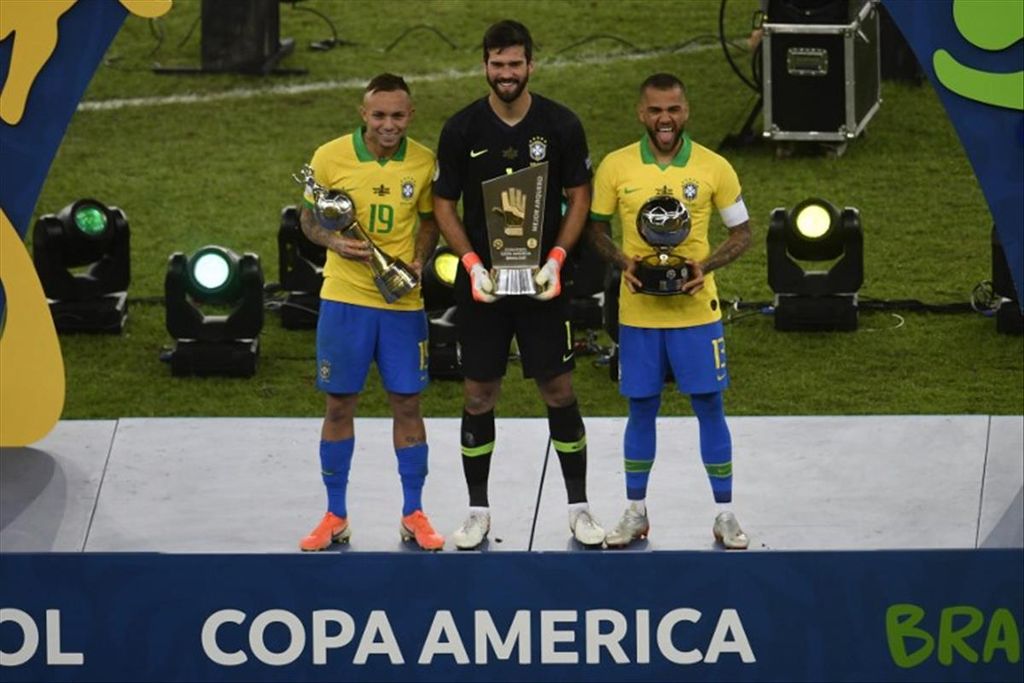 (Kiri ke kanan) penyerang Brasil Everton Soares, kiper Allisson Becker, dan bek Dani Alves memperoleh gelar pencetak gol terbanyak, kiper terbaik, dan pemain terbaik pada turnamen Copa America 2019 di Stadion Maracana, Rio De Janeiro, Brasil, Senin (8/7/2019).