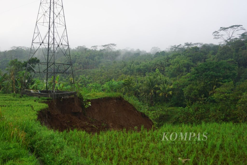 Jalur kereta api di Cilongok, Banyumas, Jawa Tengah, tertimbun longsor, Senin (4/12/2023). Sejumlah kereta tidak bisa melintasi jalur ini.