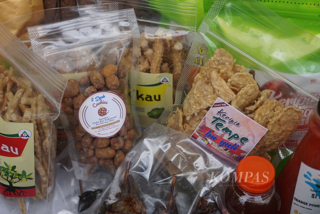 Sejumlah produk UKM dipamerkan saat kegiatan bertajuk "Sosialisasi dan Pendampingan Pengembangan Program IKM/UKM di IKN" yang diselenggarakan Otorita IKN di Titik Nol Ibu Kota Nusantara, Minggu (25/6/2023). 