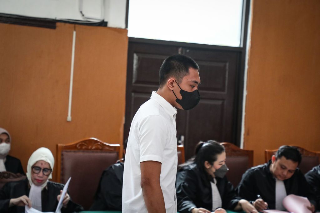 Terdakwa Mario Dandy Satriyo memasuki ruang sidang di Pengadilan Negeri Jakarta Selatan, Selasa (6/6/2023). Pengadilan Negeri Jakarta Selatan menggelar sidang pembacaan dakwaan terhadap Mario Dandy Satriyo dan Shane Lukas atas kasus dugaan penganiayaan terhadap Cristalino David Ozora. 