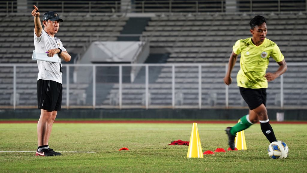 Pelatih Tim Nasional U-19 Shin Tae-yong memberikan instruksi kepada pemain dalam sesi latihan di Stadion Madya Gelora Bung Karno, Jakarta, Selasa (21/6/2022). Shin menilai timnas berkembang cukup positif pada dua laga uji coba terakhir.