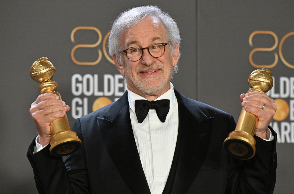 Sutradara Hollywood, Steven Spielberg berpose dengan piala penghargaan sutradara terbaik Golden Globe untuk film "The Fabelmans" di The Beverly Hilton hotel California, AS, Selasa (10/1/2023). 