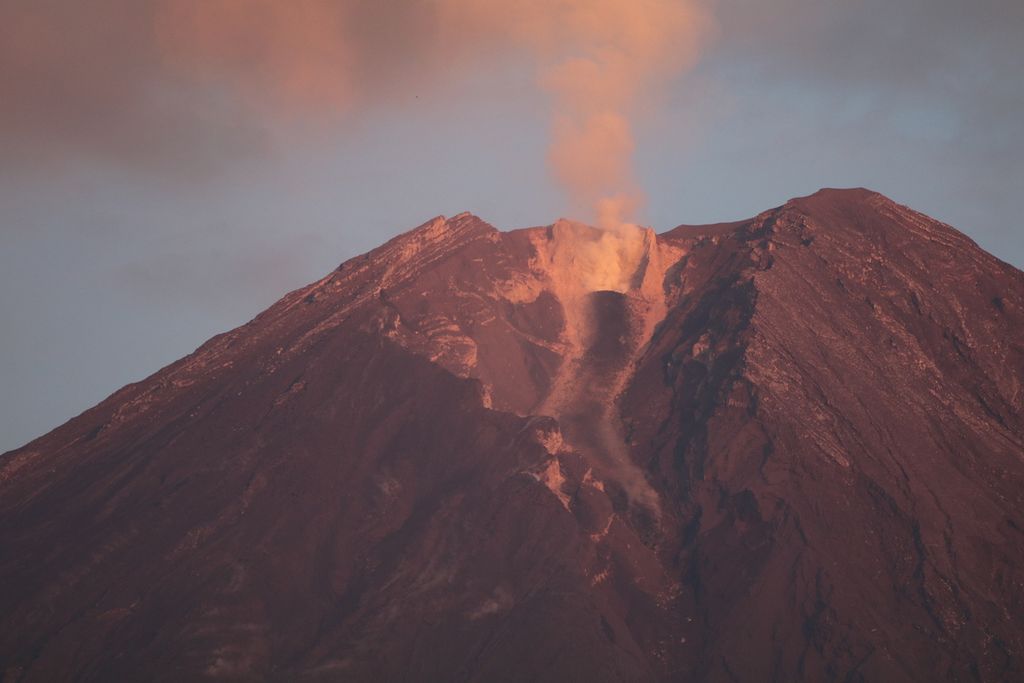 Puncak Semeru difoto pada Kamis (9/12/2021), di Desa Supiturang, Pronojiwo, Lumajang.  