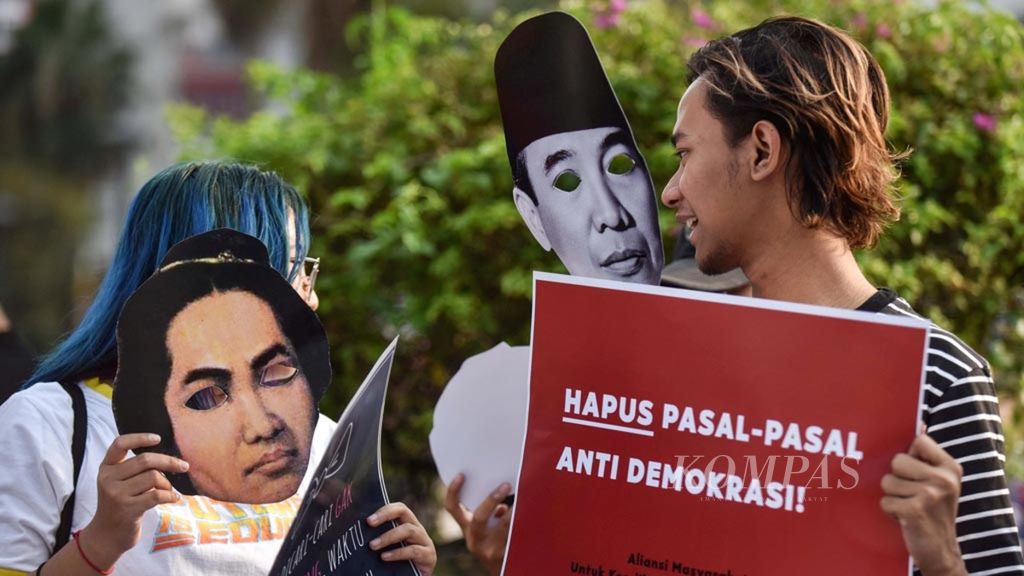 Para aktifis yang tergabung dalam Aliansi Masyarakat untuk Keadilan Demokrasi menggelar unjuk rasa menolak pengesahan RKUHP di Bundaran Hotel Indonesia, Jakarta, Minggu (15/9/2019). 