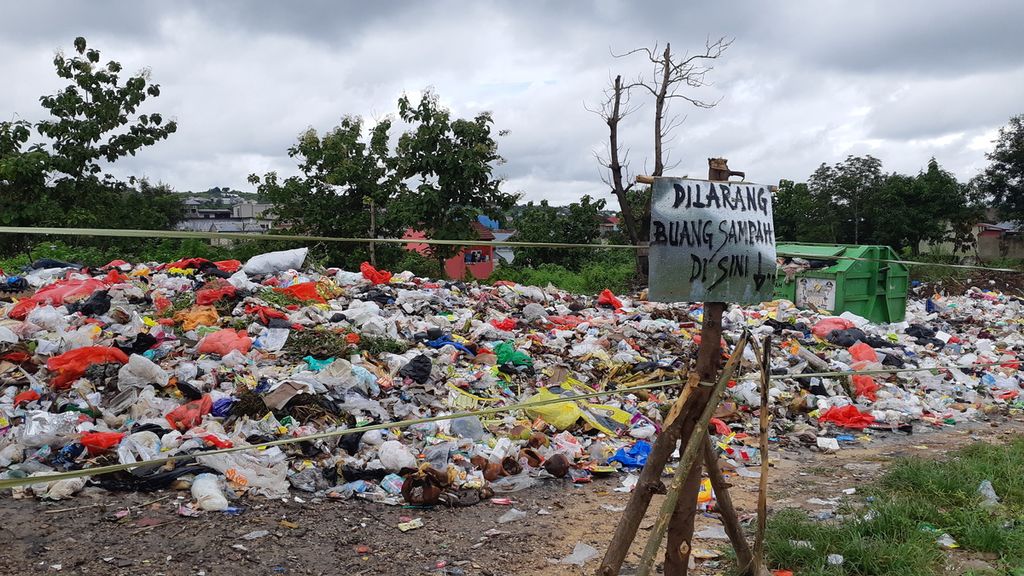 Tumpukan sampah di Kelurahan Kolhua, Kecamatan Maulafa, Kota Kupang, Nusa Tenggara Timur, Kamis (24/2/2022). 