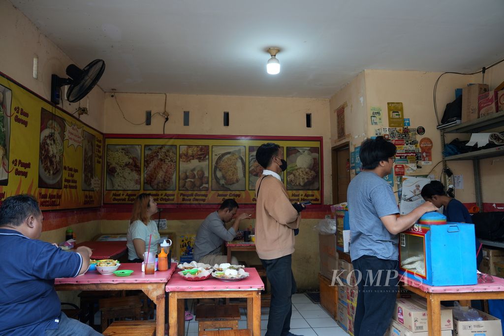 Suasana jam makan siang di Mie Ayam Sapi Pedes Sedep di Jalan Abuserin, Gandaria Selatan, Cilandak, Jakarta Selatan, Rabu (7/8/2024). Rata-rata sebanyak 200 porsi mi ayam terjual di Mie Ayam Sapi Pedes Sedep yang sudah berdiri sejak 2018 tersebut. Kuliner bermunculan di sekitar Stasiun MRT Cipete dalam dua tahun terakhir. 