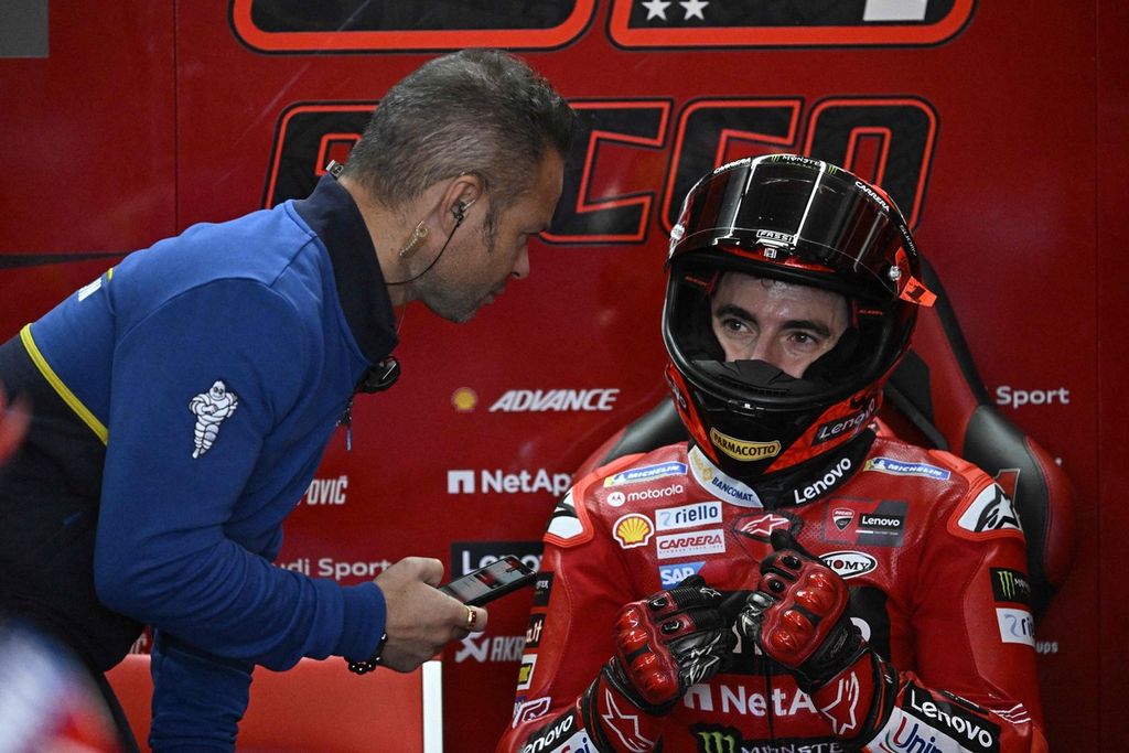 Pebalap Ducati Lenovo, Francesco Bagnaia, berbicara dengan mekanik Michelin saat sesi latihan bebas kedua MotoGP seri Valencia di Sirkuit Ricardo Tormo, Spanyol, Sabtu (25/11/2023). 