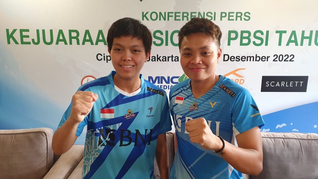 Pasangan ganda putri Indonesia Apriyani Rahayu (kanan)/Siti Fadia Silva Ramadhanti seusai sesi tanya jawab dengan wartawan di Pelatnas PBSI, Cipayung, Jakarta, Kamis (1/12/2022). Mereka bersiap menuju Final BWF World Tour yang akan digelar di Bangkok, Thailand, 7-11 Desember 2022.