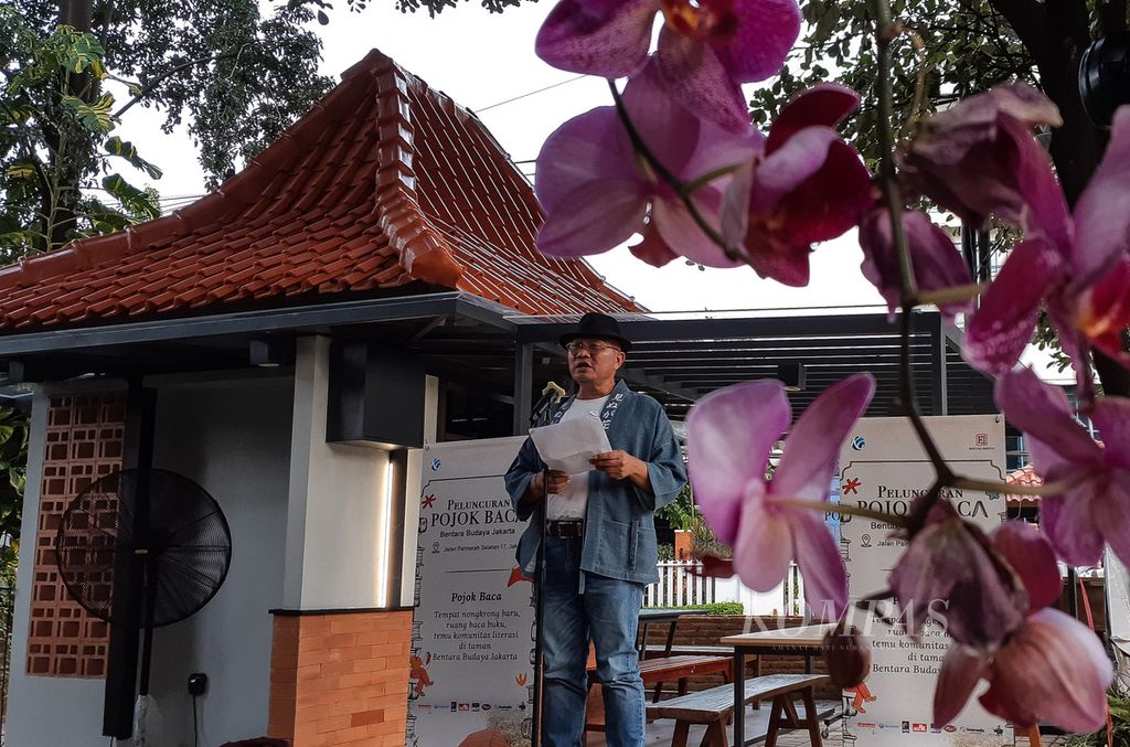 Sastrawan Putu Fajar Arcana membacakan puisi &quot;Kamus Kecil&quot; karya Joko Pinurbo dalam peresmian pojok baca di halaman Bentara Budaya Jakarta, Selasa sore (30/4/2024).