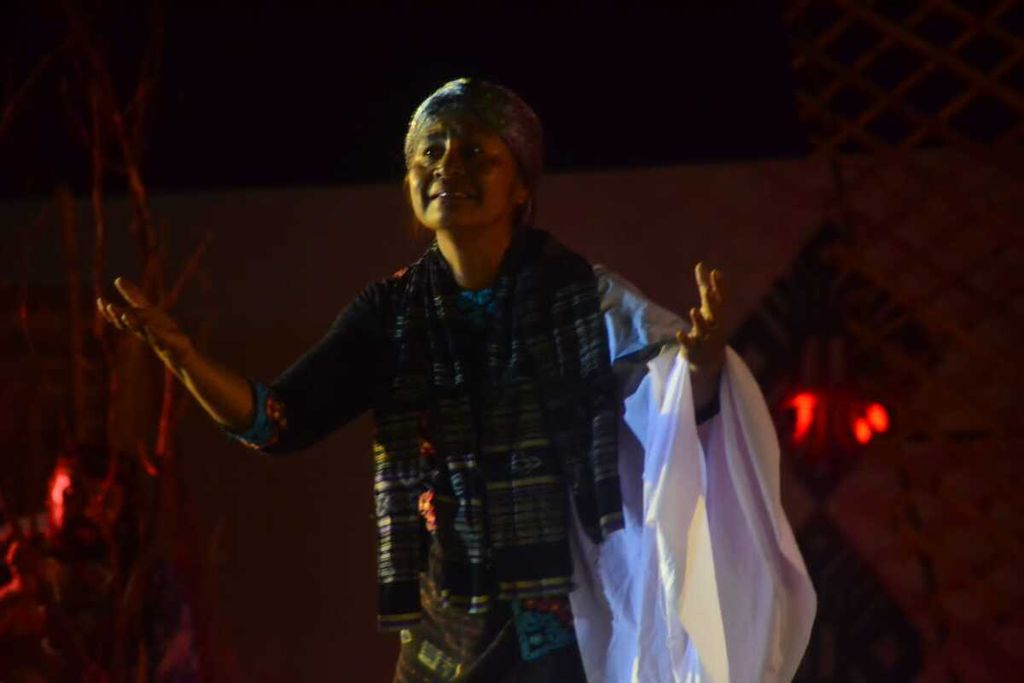 Veronika Bulu Boli bermain teater garapan sutradara Silvester Petara Hurit yang dipentaskan dalam Festival Bale Nagi di Larantuka, Kabupaten Flores Timur, Nusa Tenggara Timur, Selasa (11/4/2023).