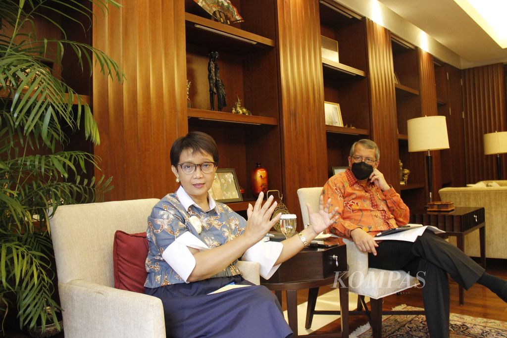 Menteri Luar Negeri RI Retno LP Marsudi dan Staf Khusus Menteri Luar Negeri RI Dian T Djani memaparkan perkembangan Keketuan Indonesia di G20, Jumat (12/8/2022), di Jakarta. Retno juga memaparkan perkembangan global dan kawasan serta dampaknya pada Indonesia.