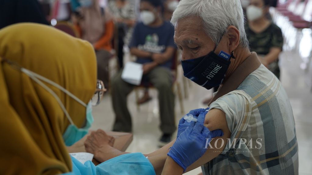 Warga lansia mengikuti vaksinasi penguat kedua di Gelanggang Olahraga Pulogadung, Jakarta Timur, Kamis (24/11/2022). Pelayanan vaksinasi yang diadakan oleh Puskesmas Kecamatan Pulogadung tersebut menyediakan 200 vaksin tiap hari pada pukul 08.00-11.30 WIB. 