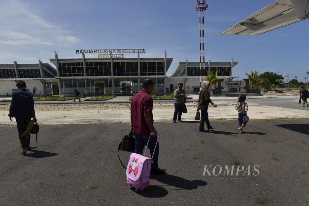 Penumpang pesawat berjalan menuju terminal penumpang Bandara Matahora, Wakatobi, Sulawesi Tenggara, Senin (20/6/2016). Bandara ini menjadi salah satu pintu keluar dan masuk utama dari dan menuju Wakatobi.