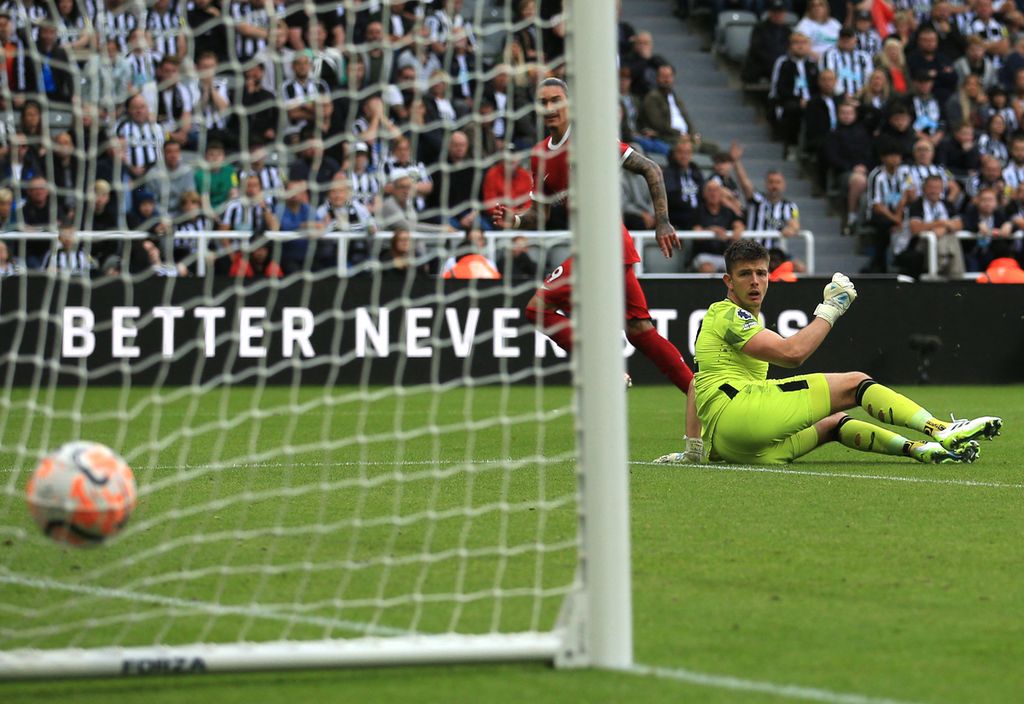 Kiper Newcastle United, Nick Pope (kanan), memandangi bola yang masuk ke gawangnya setelah penyerang Liverpool, Darwin Nunez, mencetak gol kemenangan Liverpool atas Newcastle, 2-1, pada laga Liga Inggris di Stadion St James Park, Newcastle, Minggu (27/8/2023).