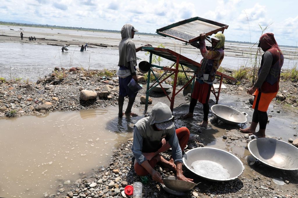 Kesibukan para pendulang saat memilah pasir halus untuk mendapatkan emas di tepi Sungai Ajkwa atau oleh warga lokal disebut sebagai ungai kabur di Mile 28, Timika, Papua, Selasa (26/10/2021). 